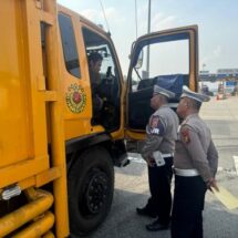 Petugas Tertibkan Belasan Truk ODOL di Tol Pekanbaru-Dumai, Puluhan Teguran Dikeluarkan