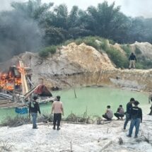 Operasi PETI Kuantan Merah Putih, Polisi Hancurkan 525 Rakit Tambang Ilegal